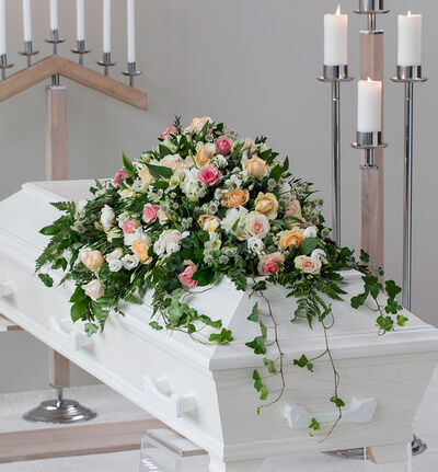 Kistedekorasjon i rosa og fersken 135 cm Kistedekorasjon i rosa og fersken 135 cm